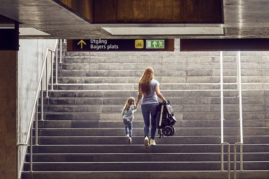 Coche Thule Spring Black + Silla Auto Cybex Nido Aton B2 I-Size