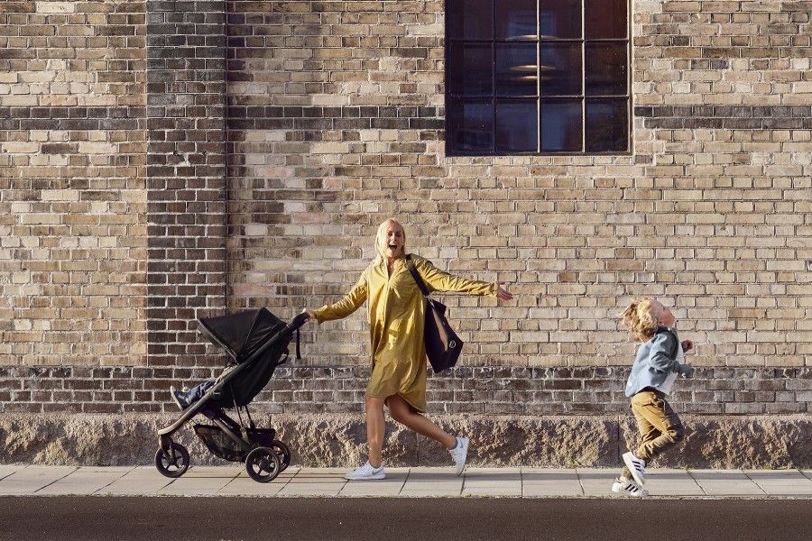 Coche Thule Spring Black Misty + Silla Auto Cybex Nido Aton B2 I-Size