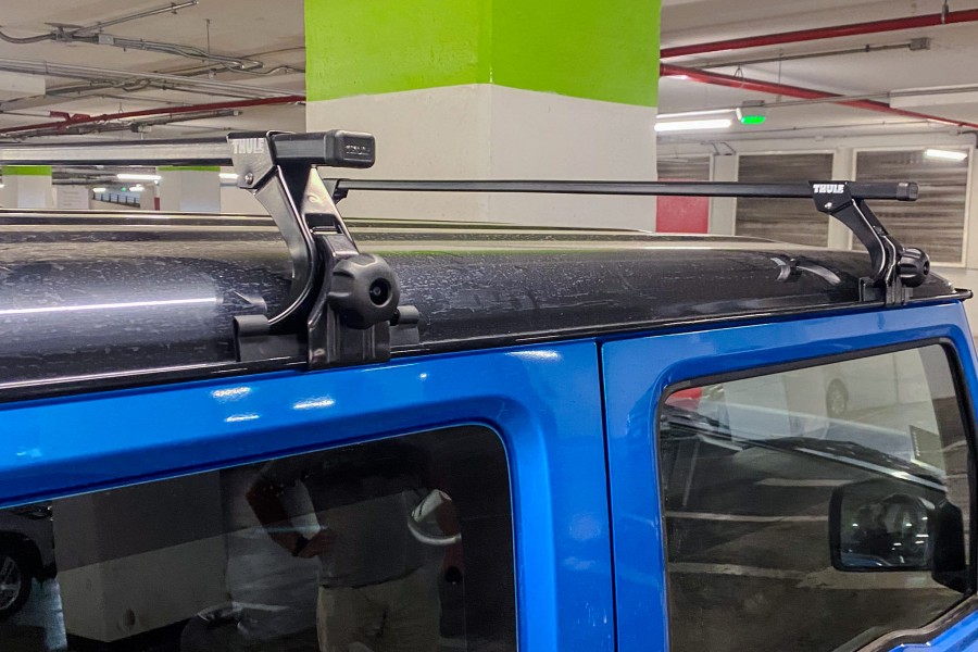 Barras THULE de canaletas para autos SUZUKI Jimny desde 2018 negro