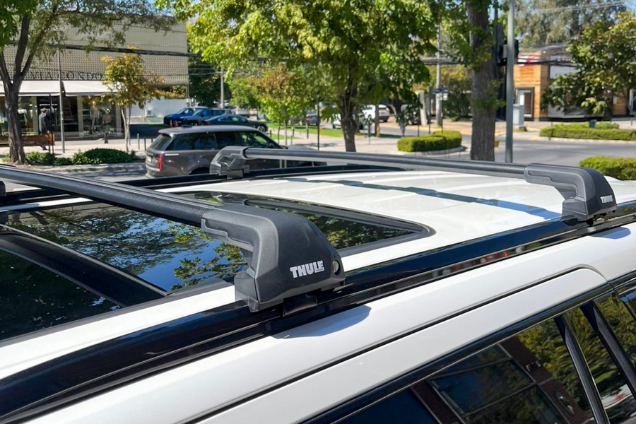 Barras THULE EDGE Flush para autos CHEVROLET Tahoe desde 2021 negro