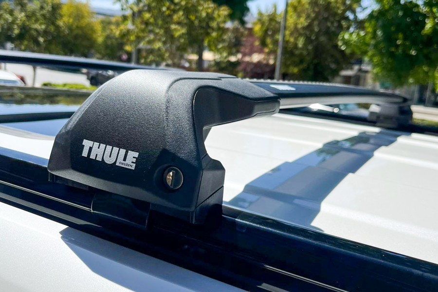 Barras THULE EDGE Flush para autos CHEVROLET Tahoe desde 2021 negro