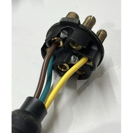 Adaptador USA - Europeo 4 a 7 polos