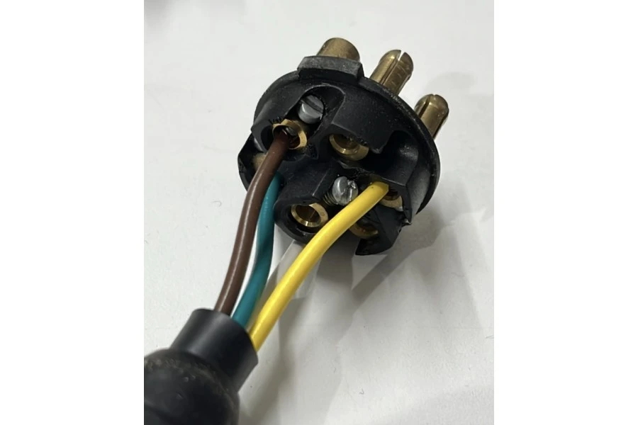 Adaptador USA - Europeo 4 a 7 polos